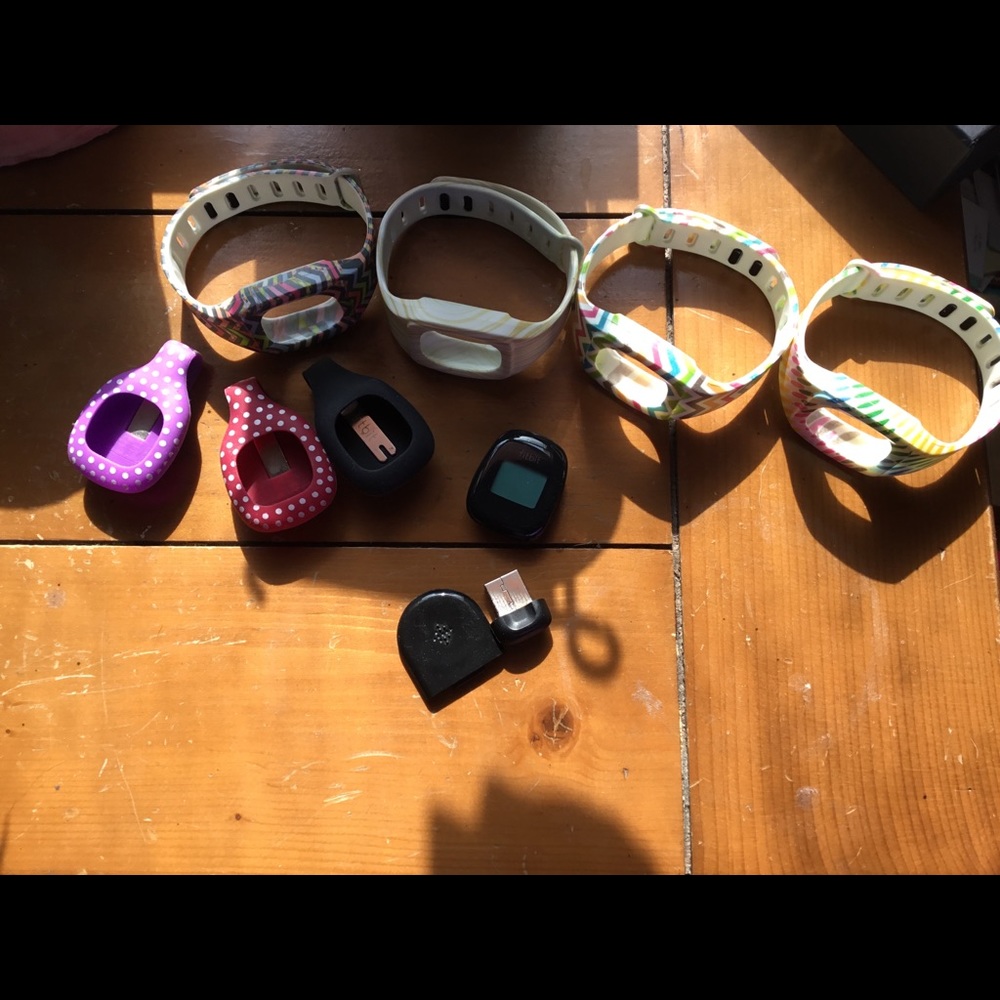 Fitbit zip, 4 bands, and 3 side clips.